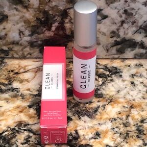 Strawberry Fields Clean Reserve Classic Rollerball 5ml New in Box